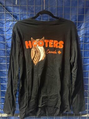 Hooters Black Tee